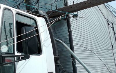 Caminhão derruba postes e deixa 200 imóveis sem energia em Itajaí