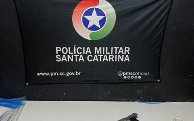 Polícia Militar prende dois homens por roubo, porte ilegal de arma e posse de drogas em Itajaí