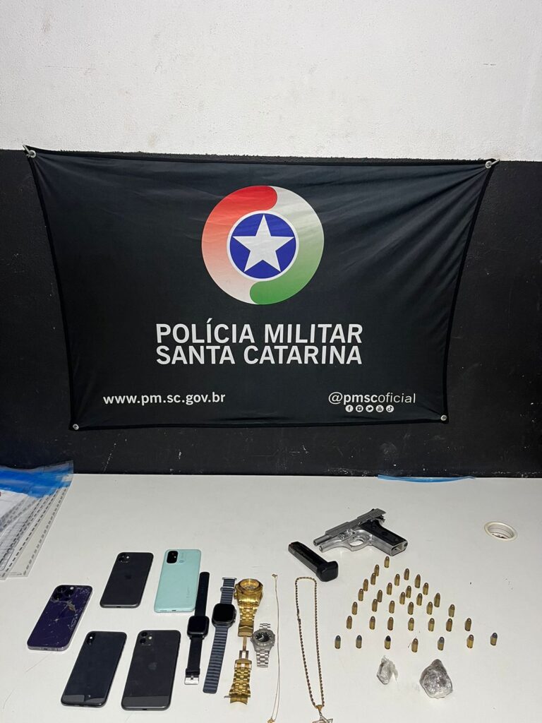 Polícia Militar prende dois homens por roubo, porte ilegal de arma e posse de drogas em Itajaí