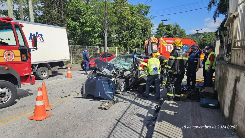 Bombeiros resgatam motorista preso nas ferragens após acidente em Blumenau