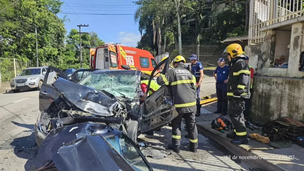 Bombeiros resgatam motorista preso nas ferragens após acidente em Blumenau