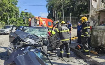 Bombeiros resgatam motorista preso nas ferragens após acidente em Blumenau