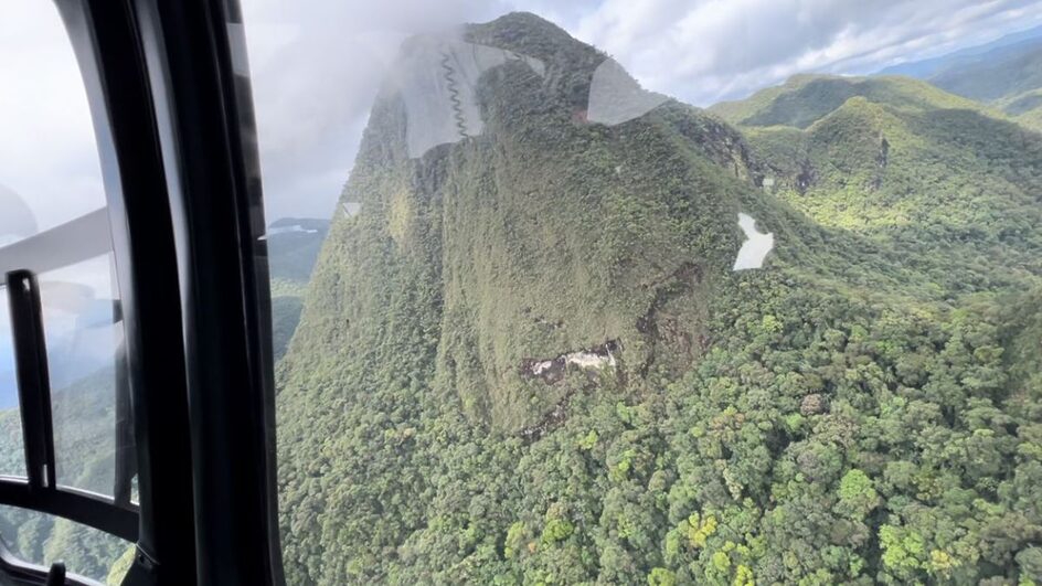 Pertences de jovem desaparecido no Pico Jurapê são encontrados em sobrevoo