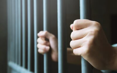 Polícia Militar prende suspeito com mandado de prisão após tentativa de fuga no bairro Cordeiros