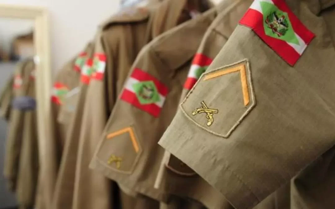Polícia Militar flagra homens furtando fiação elétrica em Itajaí