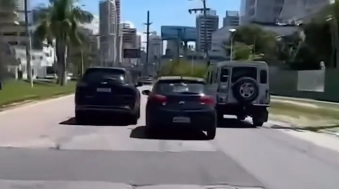 Motorista imprudente coloca vidas em risco na Avenida Osvaldo Reis, em Balneário Camboriú