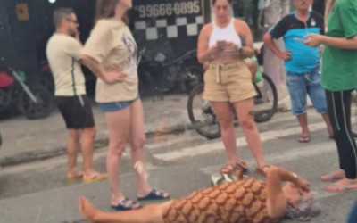 Ciclista é atropelada por carro em frente ao supermercado Lochill, em Itajaí