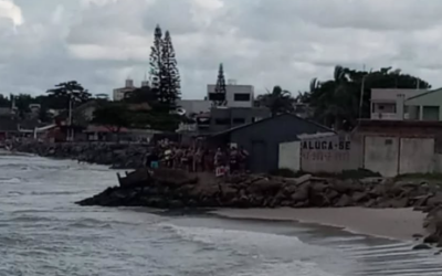 Tragédia em Itapoá: Duas vítimas de afogamento permanecem desaparecidas