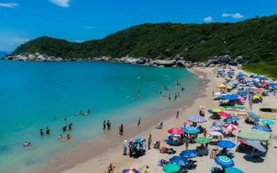 Banhista sofre parada cardíaca no mar e morre em praia de Bombinhas