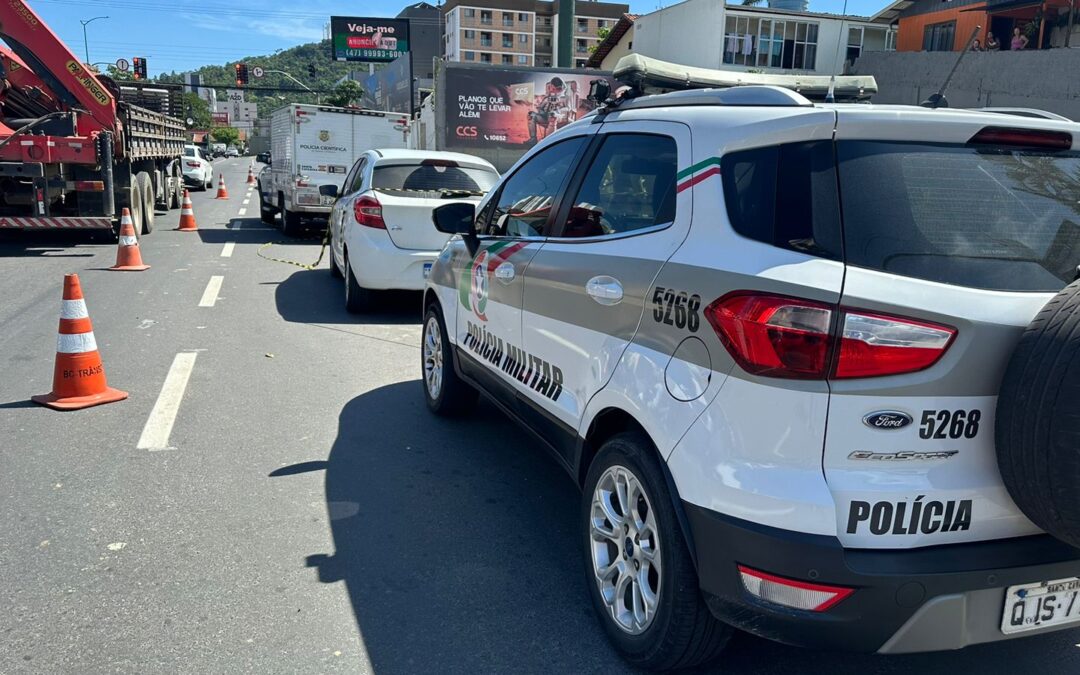 Homem é encontrado morto dentro de carro com sinal de alerta ligado em BC