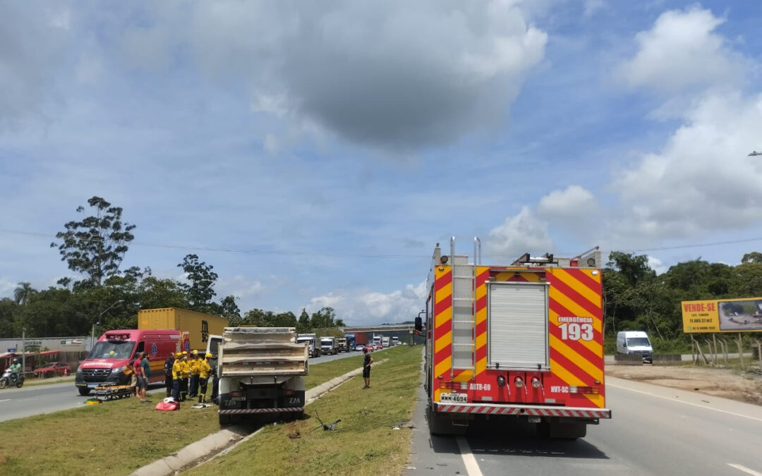 Acidente grave na BR-470: Colisão entre caminhões deixa condutor encarcerado e ferido