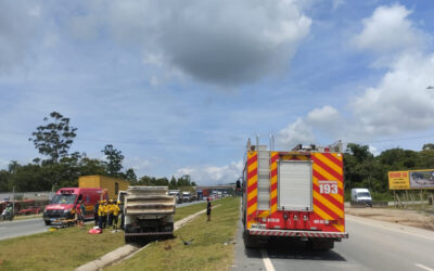 Acidente grave na BR-470: Colisão entre caminhões deixa condutor encarcerado e ferido