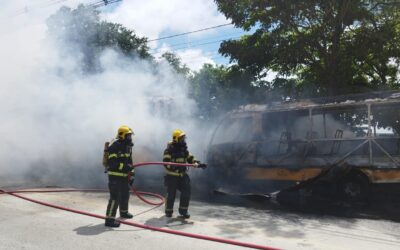 Incêndio de grande proporção consome ônibus escolares em Araquari