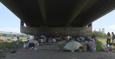 Indígenas começam a deixar Itajaí após dias de acampamento no viaduto da BR-101