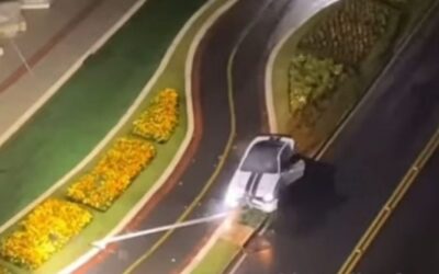 Mustang colide com poste na Estrada da Rainha; motorista foge antes da chegada da polícia em Balneário Camboriú