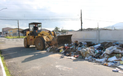 Primeiro dia do programa “Cidade mais Limpa” recolhe 65 caminhões de lixo e entulho em Itajaí