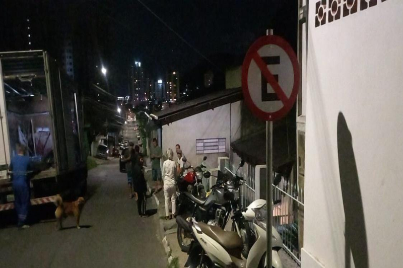 Alteração de trânsito proíbe estacionamento em um lado da Rua João Cunha, no bairro Fazenda