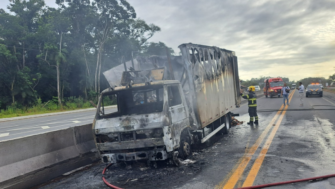 Caminhão pega fogo na BR-470 em Blumenau