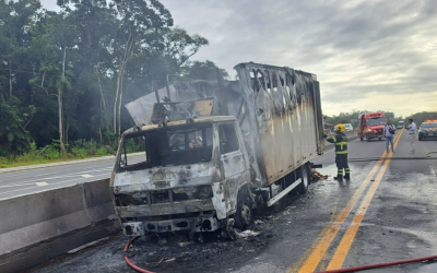 Caminhão pega fogo na BR-470 em Blumenau