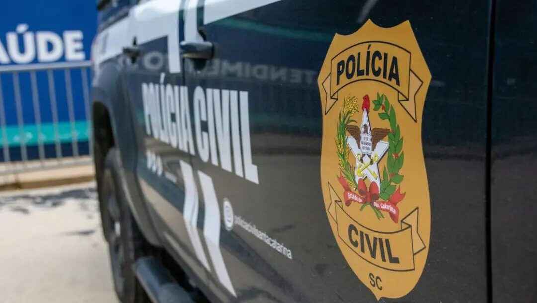 Homem é flagrado nu em banheiro com crianças e é espancado por populares em Balneário Camboriú