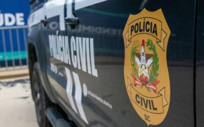 Homem é flagrado nu em banheiro com crianças e é espancado por populares em Balneário Camboriú