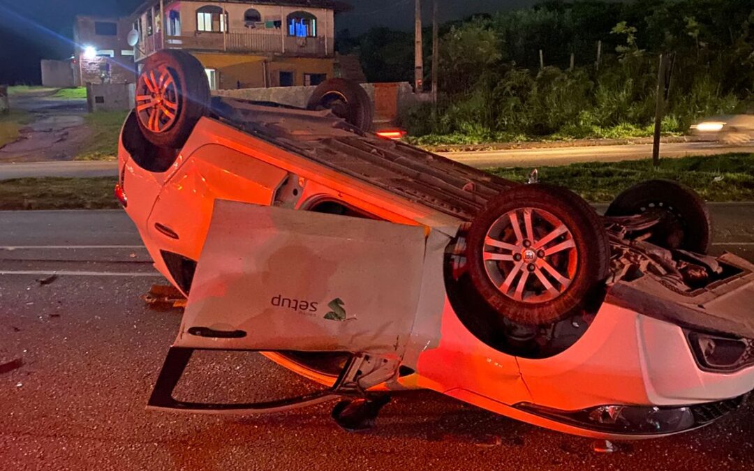 Acidente na BR-101: Caminhão e carro de passeio colidem, veículo capota e motoristas escapam com ferimentos leves