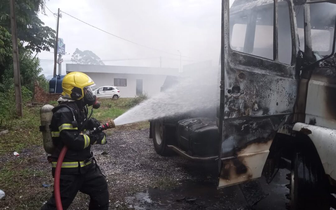 Incêndio em caminhão mobiliza bombeiros em Balneário Piçarras