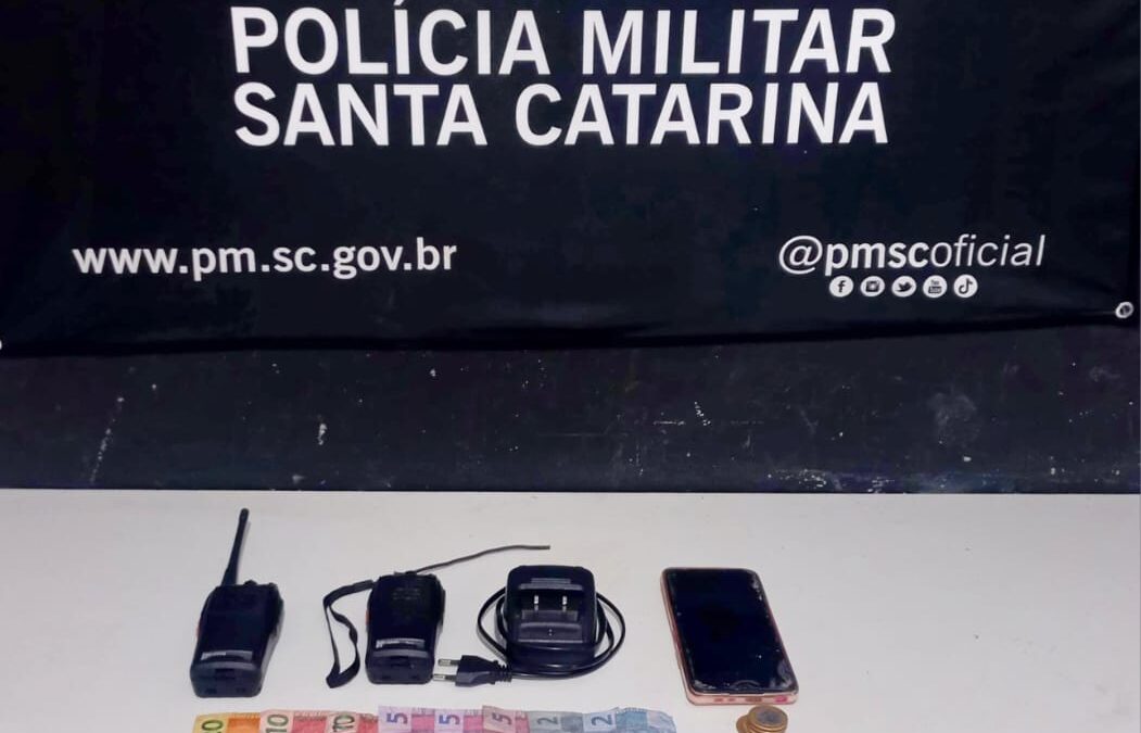 Trio é preso por tráfico de drogas na Murta; crack e rádios comunicadores são apreendidos