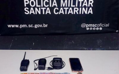 Trio é preso por tráfico de drogas na Murta; crack e rádios comunicadores são apreendidos