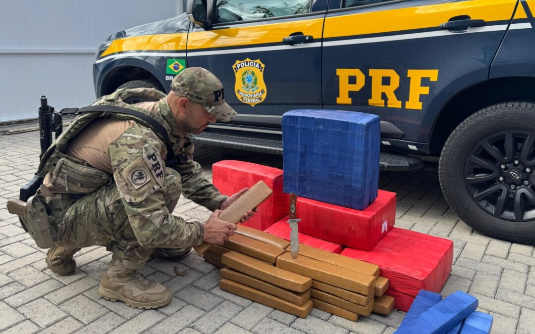 PRF localiza 132 kg de maconha em automóvel na BR-101 em Barra Velha