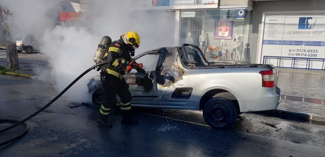 Incêndio consome veículo na Rua Indaial em Itajaí; combate durou 30 minutos