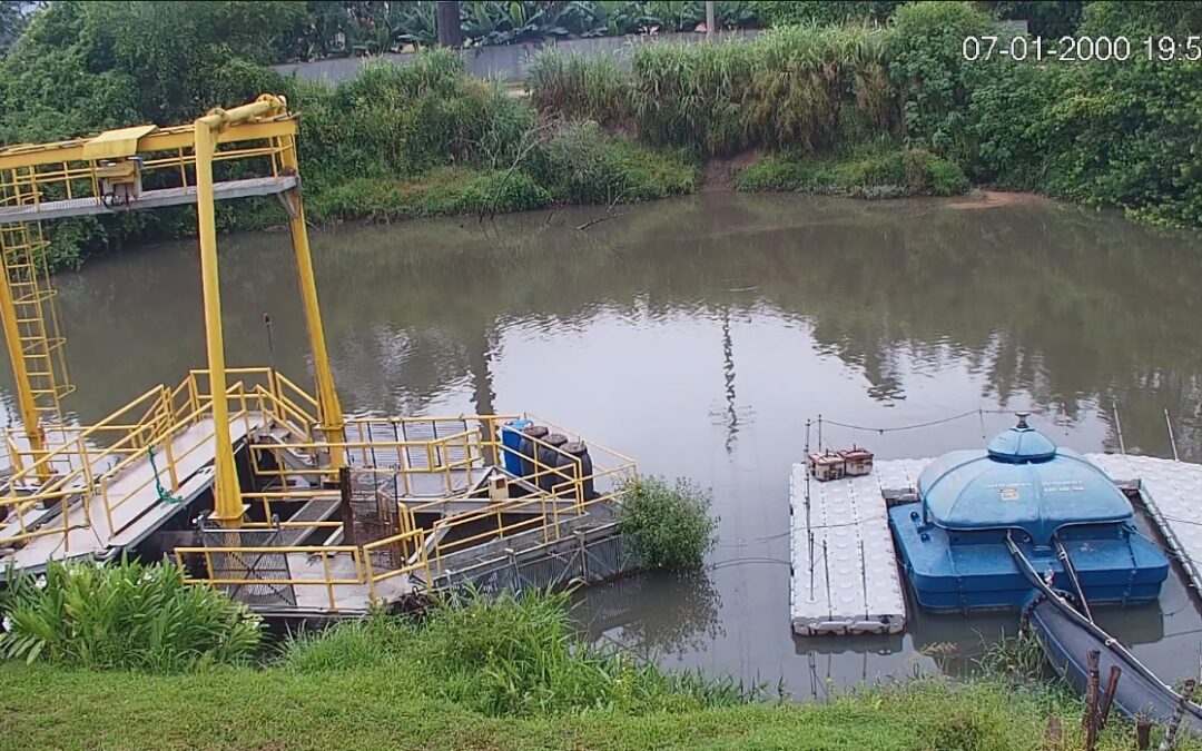 Semasa monitora sistema de tratamento durante as chuvas em Itajaí
