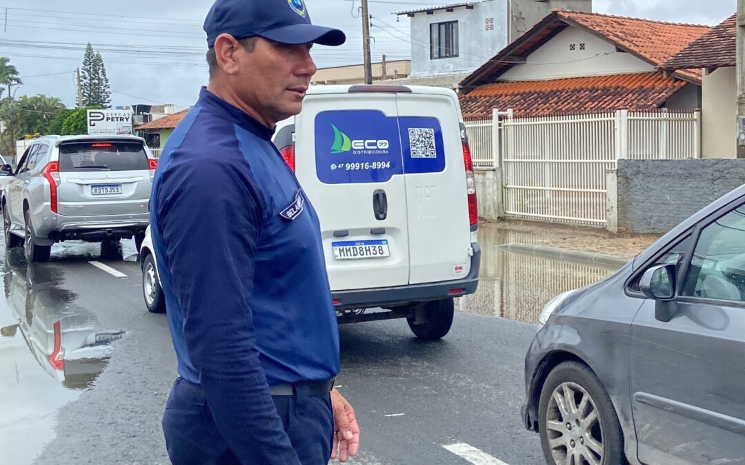 Chuva de quinze dias em poucas horas causa transtornos em Navegantes