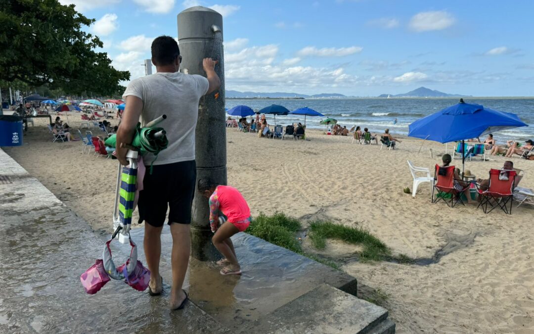 Duchas das Praia em Itajaí passam por manutenção e pedem conscientização dos banhistas