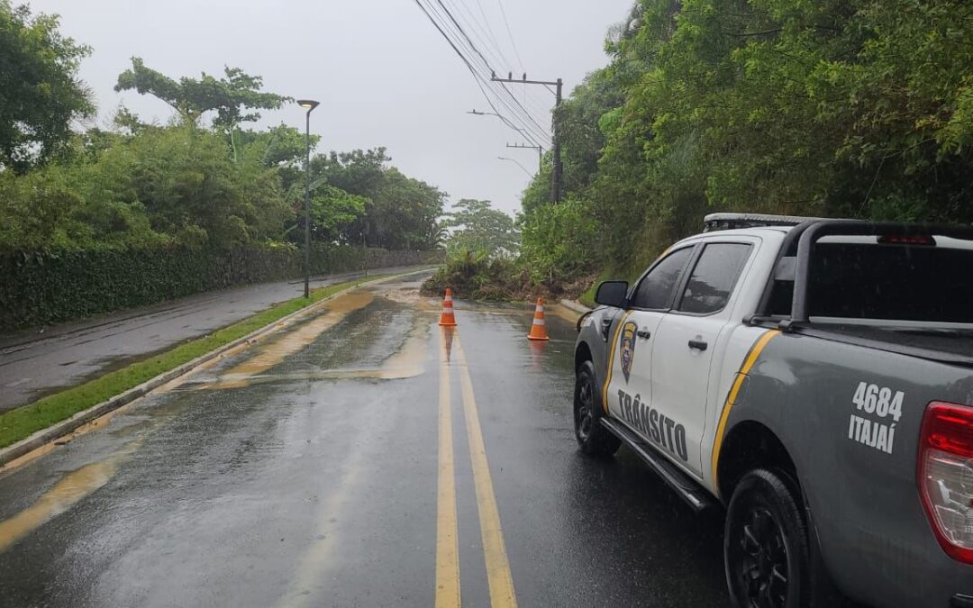 Deslizamento interdita acesso à Praia de Cabeçudas em Itajaí