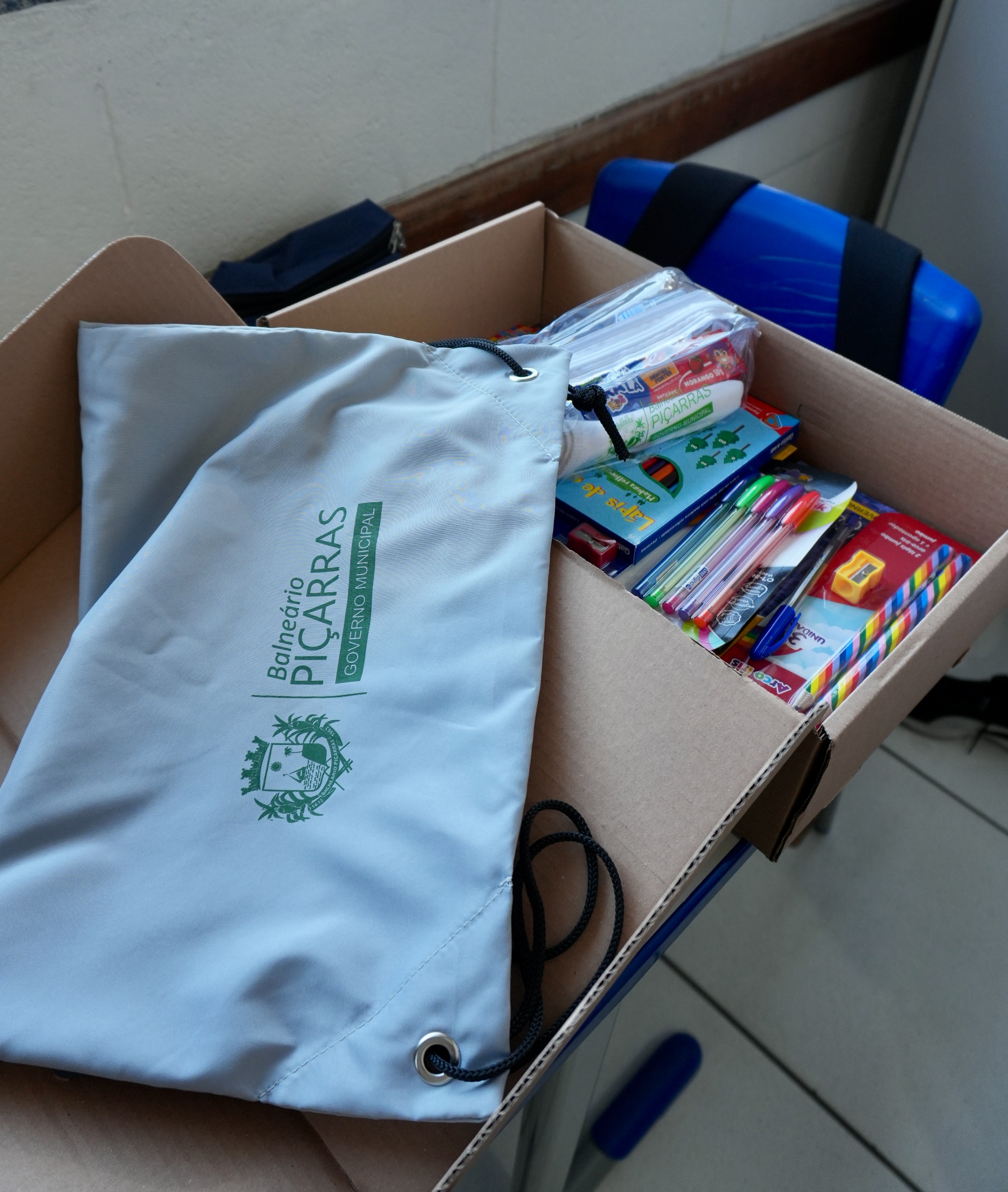 Educação entrega kits escolares no primeiro dia de aula em Balneário Piçarras