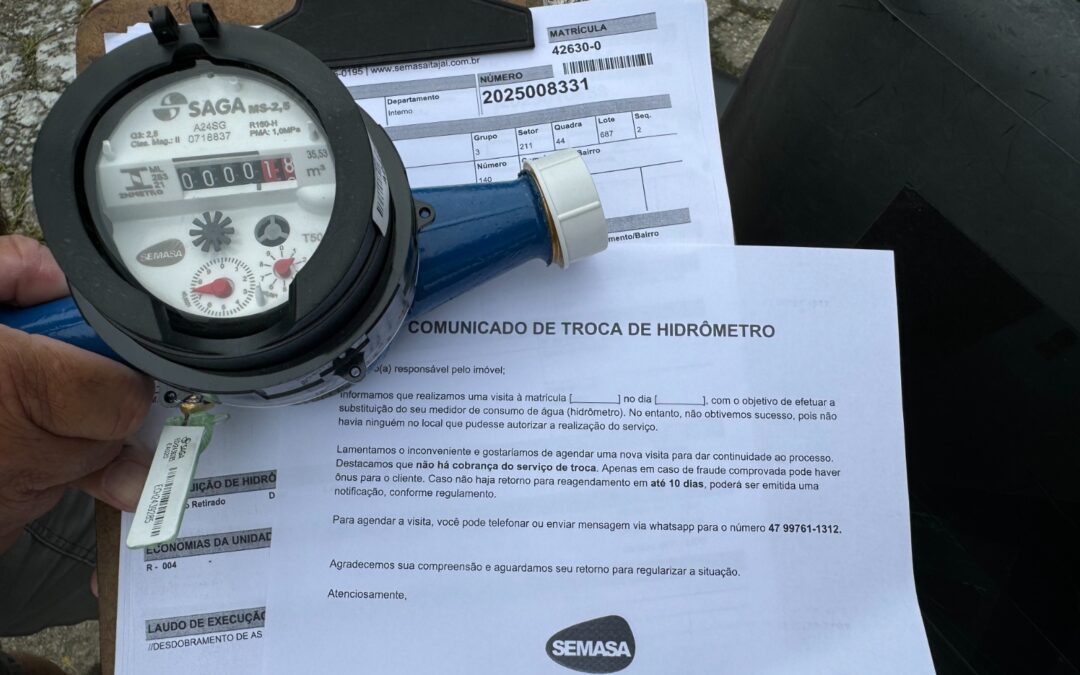 Semasa realiza substituição gratuita de hidrômetros antigos em Itajaí
