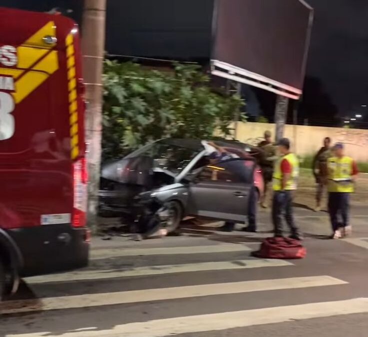 Motorista de 26 anos bate carro em poste no bairro Cordeiros e é levado ao hospital em Itajaí