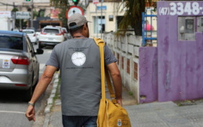 Ação contra a dengue mobiliza escoteiros e agentes de edemias no bairro Dom Bosco neste sábado (03), em Itajaí