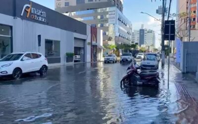Maré meteorológica alaga ruas próximas ao Ferry Boat de Itajaí e surpreende moradores