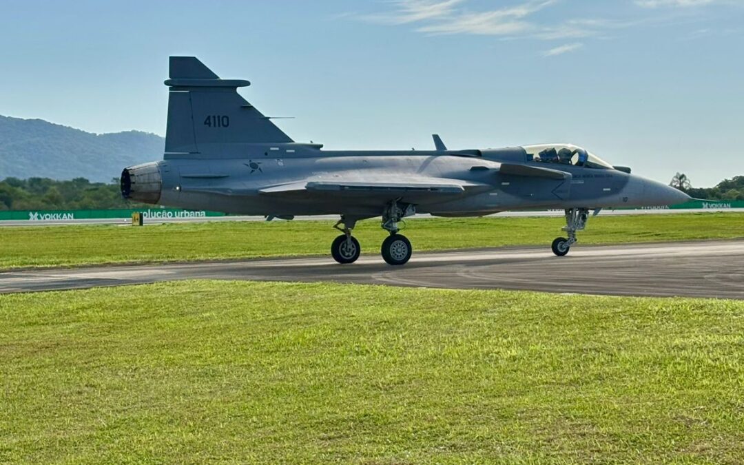 Caça da FAB decola do aeroporto de Navegantes nesta terça-feira (17)