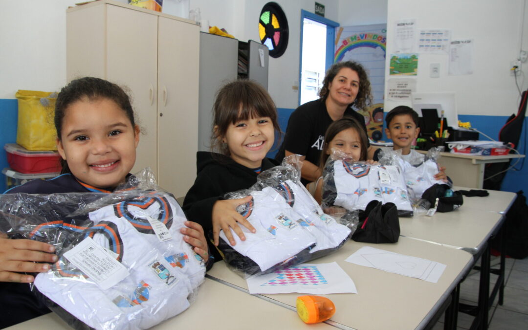 Uniformes de inverno começam a ser entregues para mais de 20 mil estudantes em Navegantes