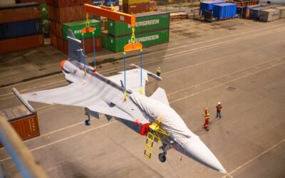 Caça Gripen da FAB é descarregado em Navegantes com operação de alta precisão realizada pela Portonave