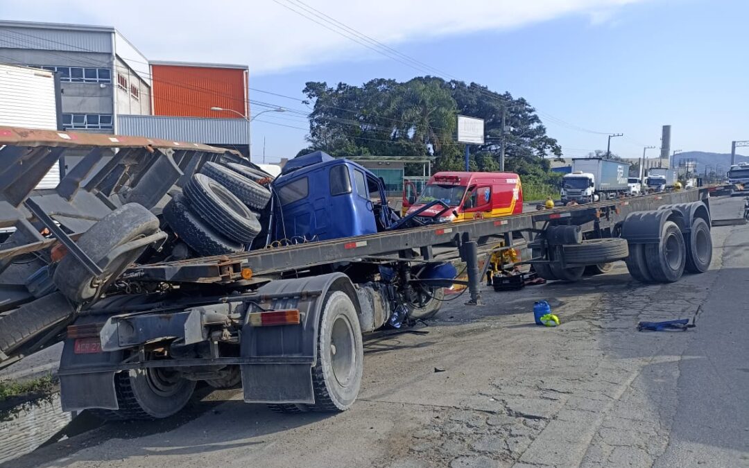 Caminhão perde o controle e sobe sobre outro veículo na BR-470 em Navegantes; motorista fica preso na cabine