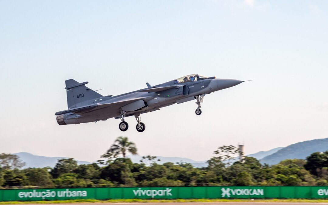 Caça da FAB decola do aeroporto de Navegantes nesta terça-feira (17)