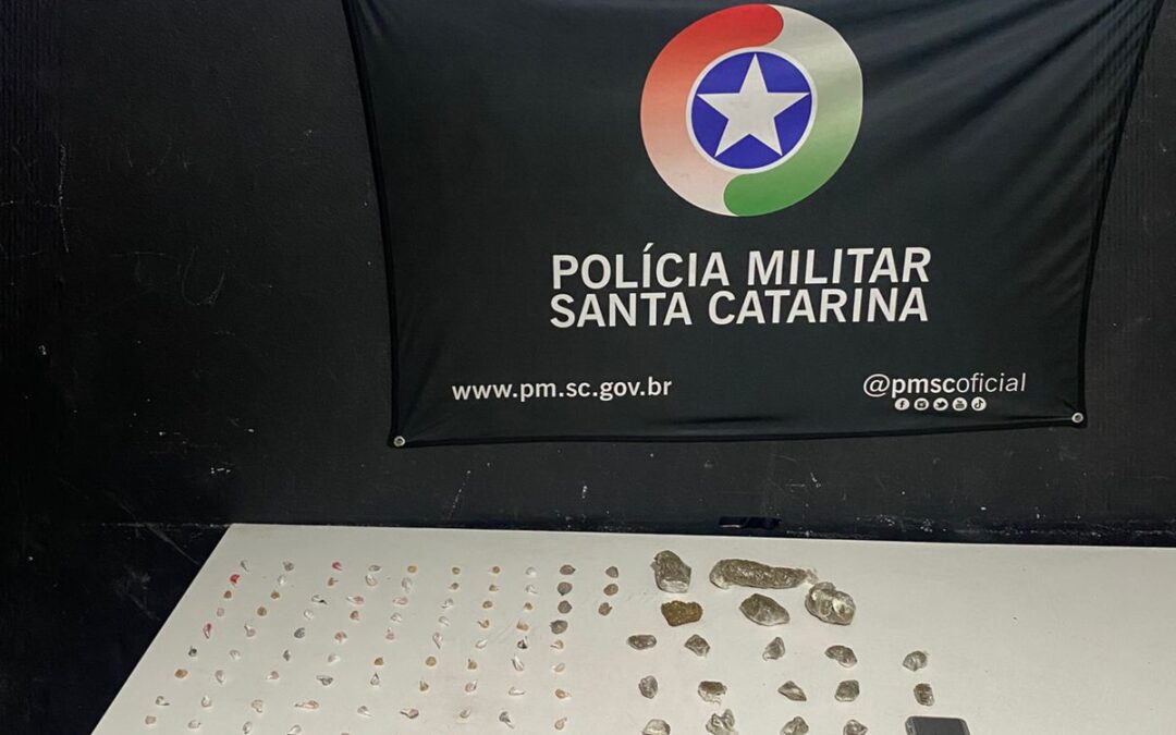 Adolescente é flagrado com grande quantidade de drogas durante abordagem da PM em Itajaí