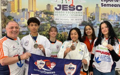 Atletas da SKDJudo trazem medalhas do escolar para Itajaí