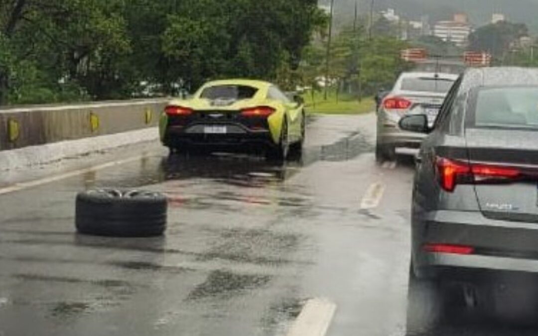 McLaren de R$ 2,5 milhões perde roda e para trânsito em Florianópolis