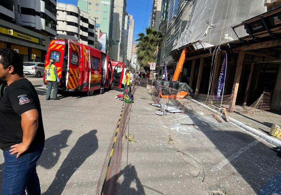 Trabalhador despenca de prédio em Itapema e é levado em estado gravíssimo ao hospital