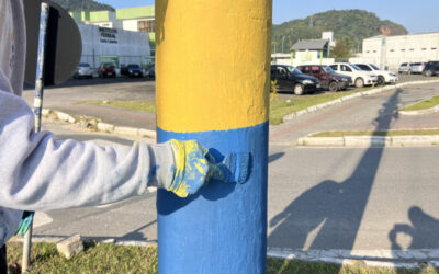 AÍ SIM! Município inicia pintura de postes com cores oficiais da cidade